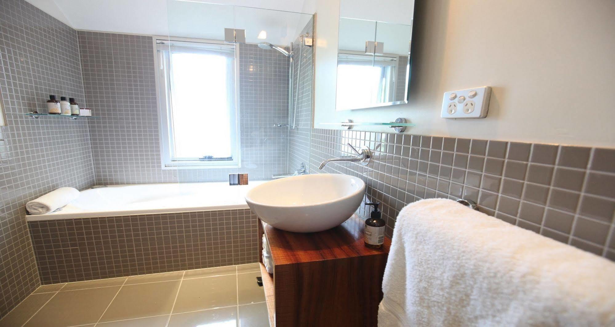 Twofourtwo Boutique Apartments Launceston Bagian luar foto